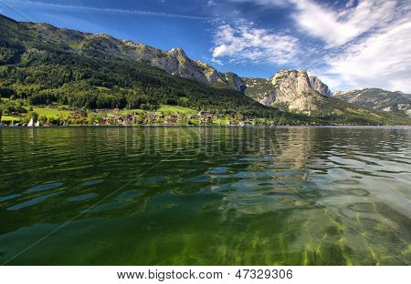 Panoramatický výhled na jezero