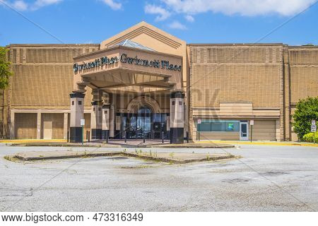 Duluth, Ga Usa - 05 25 20: Gwinnett Place Retail Mall On Pleasant Hill Road In Duluth Georgia
