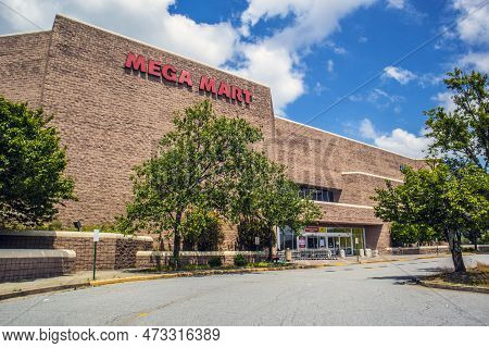 Duluth, Ga Usa - 05 25 20: Gwinnett Place Retail Mall On Pleasant Hill Road In Duluth Georgia