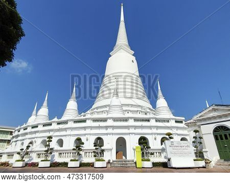 Bangkok, Thailand- 14 Feb, 2023: View Of Grand, Whitewashed Stupa In Wat Prayoon, Bangkok. It Sits O