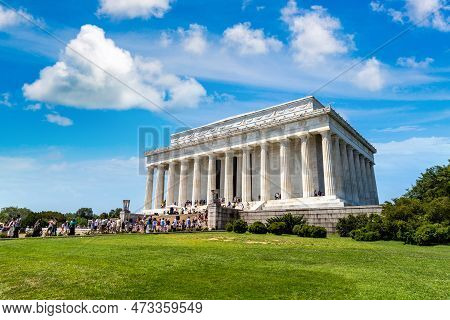 Washington Dc, Usa - March 29, 2020: Lincoln Memorial In The National Mall In Washington Dc In A Sun