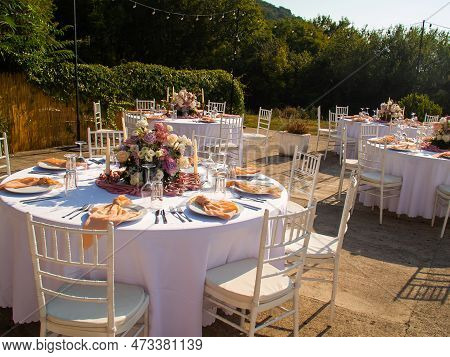Luxury Elegant Wedding Reception Table Arrangement And Floral Centerpiece - Wedding Banquet And Even