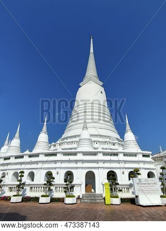 Bangkok, Thailand- 14 Feb, 2023: View Of Grand, Whitewashed Stupa In Wat Prayoon, Bangkok. It Sits O