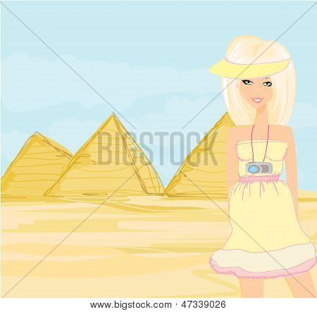 Feliz turista visita as pirâmides