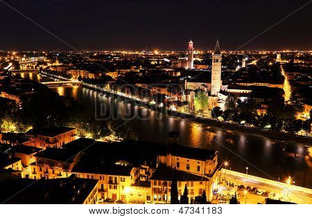 เวโรนาในเวลากลางคืน - ลีโอ ' อนาสตาเซียโบสถ์และทอร์เรคาเด Lamberti (Lamberti Tower)