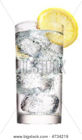 Buz ve limon ile maden suyu