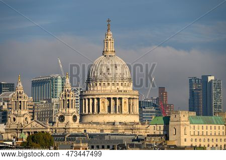 London - November 13, 2022: Explore The Cityscape And St Paul\'s Cathedral From The Oxo Tower Observ