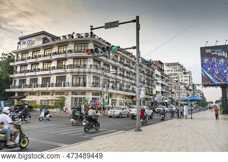 Phnom Penh,cambodia-december 23rd 2022: Many Motorbikes,cars And Moto-rickshaws Pass French Colonial