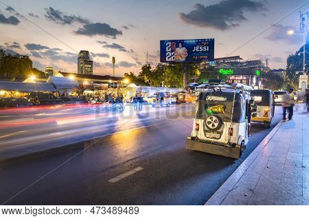 Phnom Penh,cambodia-december 23rd 2022: Many Motorbikes,cars And Moto-rickshaws Pass French Colonial