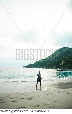 A Young Man Who Is Very Excited While Running On The Beach With A Comfortable And Beautiful Feel - F