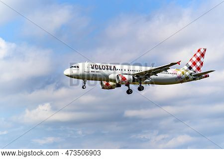 Barcelona, Spain, October 09, 2022, Airbus A320 Aircraft Of The Volotea Company, Landing At The Jose