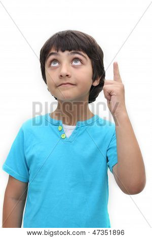 Ein acht Jahre alter Junge nachschlagen und mit einem Finger zeigen
