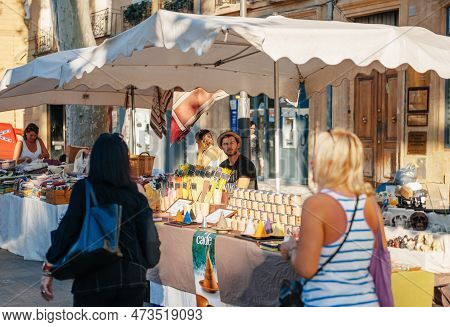 Aix-en-provence, France - Jul 17, 2014: A Group Of Tourists Shop For Perfumes In A Bustling Street M