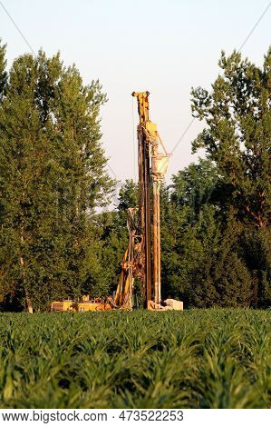 Tall Portable Trailer Mounted Industrial Water Well Boring Machine Rig With Accompanying Air Compres