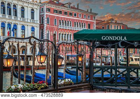 Venice, Italy - March 16, 2023: Gondola Station Traghetto Di Riva Del Vin (sestiere Di San Polo) On 