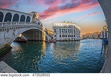 Venice, Italy-march 16, 2023: Ponte Di Rialto, An Ornate 16th Century Stone Footbridge Crossing The 