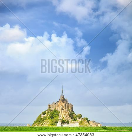 Marco histórico mosteiro de Mont Saint Michel e campo verde. Normandia, França