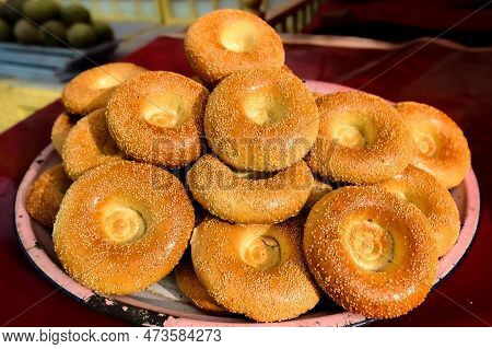 An Old Vendor Selling Baked Naan On The Old Street Of Kashgar