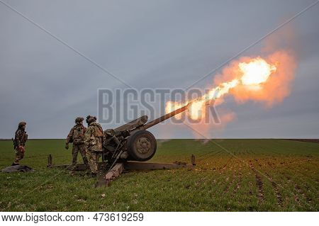 Donetsk Reg, Ukraine - Mar. 21, 2023: The Moment The 122mm Howitzer D-30 Is Fired Can Be Seen In Don