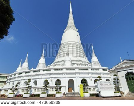 Bangkok, Thailand- 14 Feb, 2023: View Of Grand, Whitewashed Stupa In Wat Prayoon, Bangkok. It Sits O