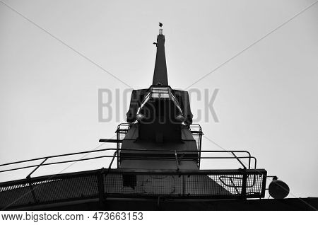 Low-angle Grayscale Shot Of An Old Cargo Crane In The Media Harbor In Duesseldorf, Germany