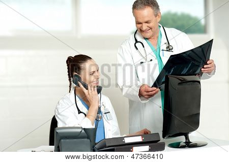 Læger Team i et Lab X-ray betænkning