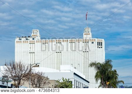 Los Angeles, Usa - March 5, 2019: View To Toberman Storage In
North Highland, An Art Deco Structure 