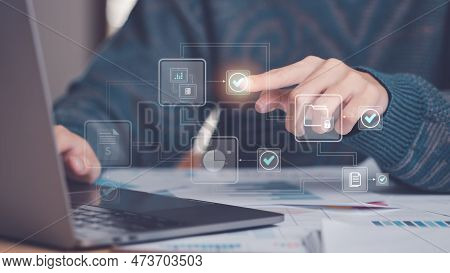 Accountant Audit Documents, Quality Assessment Management With A Checklist, Business Document Evalua