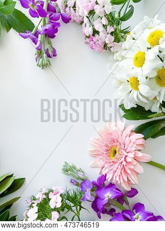 Dianthus, Gerbera, Chamomile, Laur. Floral A Frame