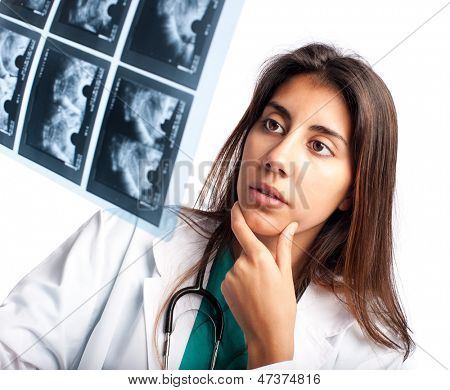 Lékař zkoumá mamogram