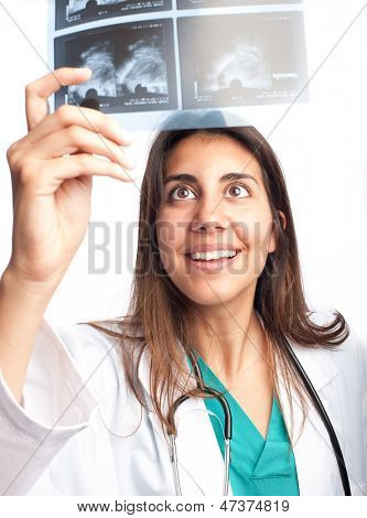 Lékař zkoumá mamogram