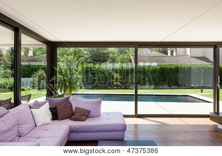 Moderne villa, interiør, bred stue med divan