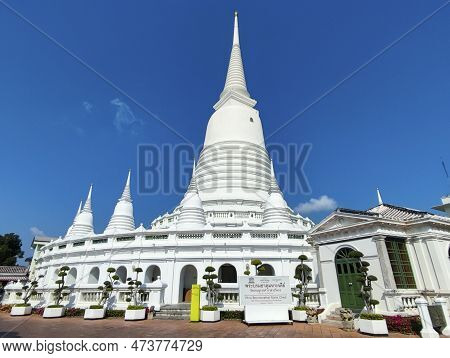 Bangkok, Thailand- 14 Feb, 2023: View Of Grand, Whitewashed Stupa In Wat Prayoon, Bangkok. It Sits O