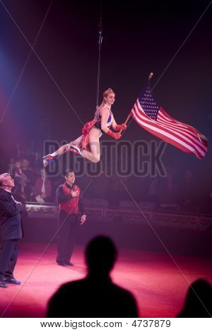 Circo Vargas portabandiera