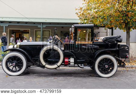 Arrowtown,new Zealand - March 30,2023 : A Vintage Vehicle Parking At The Road Side In Arrowtown, New