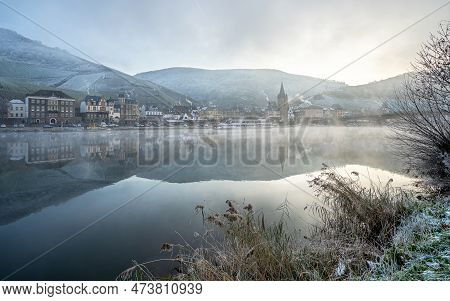 Bernkastel, Germany - December 18, 2022: Panoramic Image Of Bernkastel On A Cold Und Foggy Winter Da