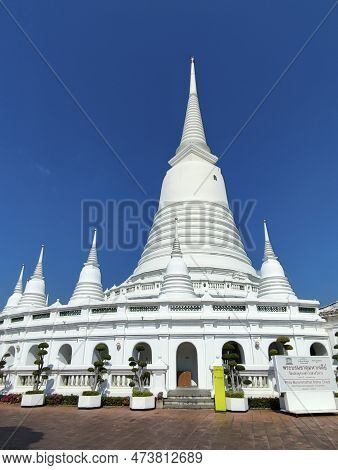 Bangkok, Thailand- 14 Feb, 2023: View Of Grand, Whitewashed Stupa In Wat Prayoon, Bangkok. It Sits O