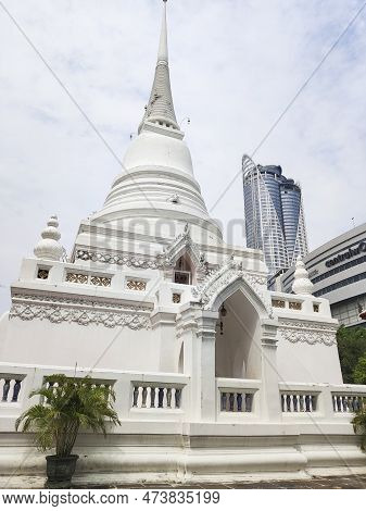 Bangkok, Thailand- 17 Feb, 2023: Wat Pathum Wanaram Temple Is Located Between The Two Shopping Malls