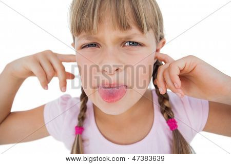 그녀의 귀 막힘 및 흰색 배경에 wincing 어린 소녀