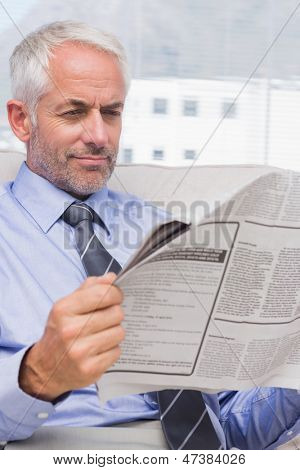 Staffroom 在沙发上看报的吸引力商人