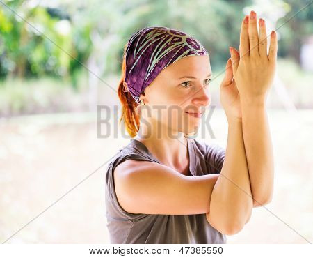 Młoda kobieta praktykujących garudasana