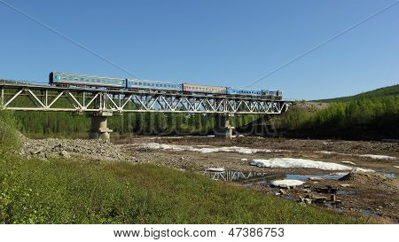 Treno ponte in movimento