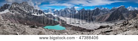 Splendide montagne innevate con lago contro il cielo blu. Himalaya, Nepal.