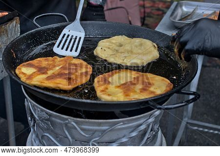 Romanian And Moldovan Pies Are Fried In A Large Frying Pan. Traditional Homemade Round Pies - Placin