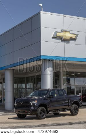 Avon - Circa April 2023: Chevrolet Silverado Trail Boss Z71 Display At A Dealership. Chevy Offers Th