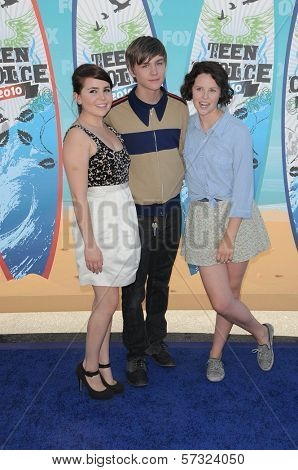 Mae Whitman, Miles Heizer, Sarah Ramos at the 2010 Teen Choice Awards - Arrivals, Gibson Amphitheater, Universal City, CA. 08-08-10