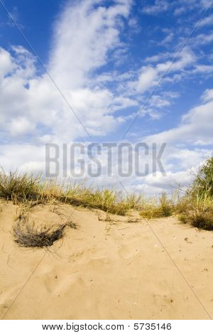 Sanddünen unter schön getrübt Himmel