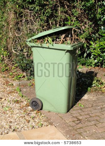 Bidone dei rifiuti giardino verde 