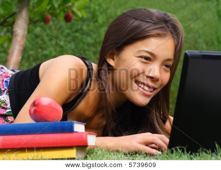 Ung kvinde med Laptop i parken