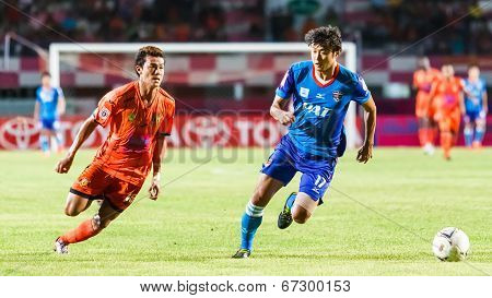 Sisaket Thailand-june 21: Santirat Viang-in Of Sisaket Fc. (orange) In Action During Thai Premier Le